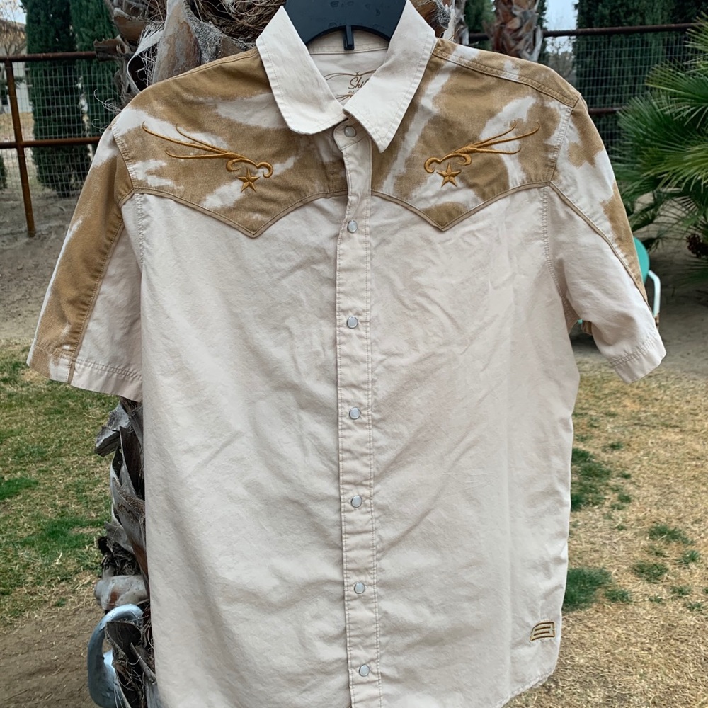 Men’s shift button down shirt size shirt Medium